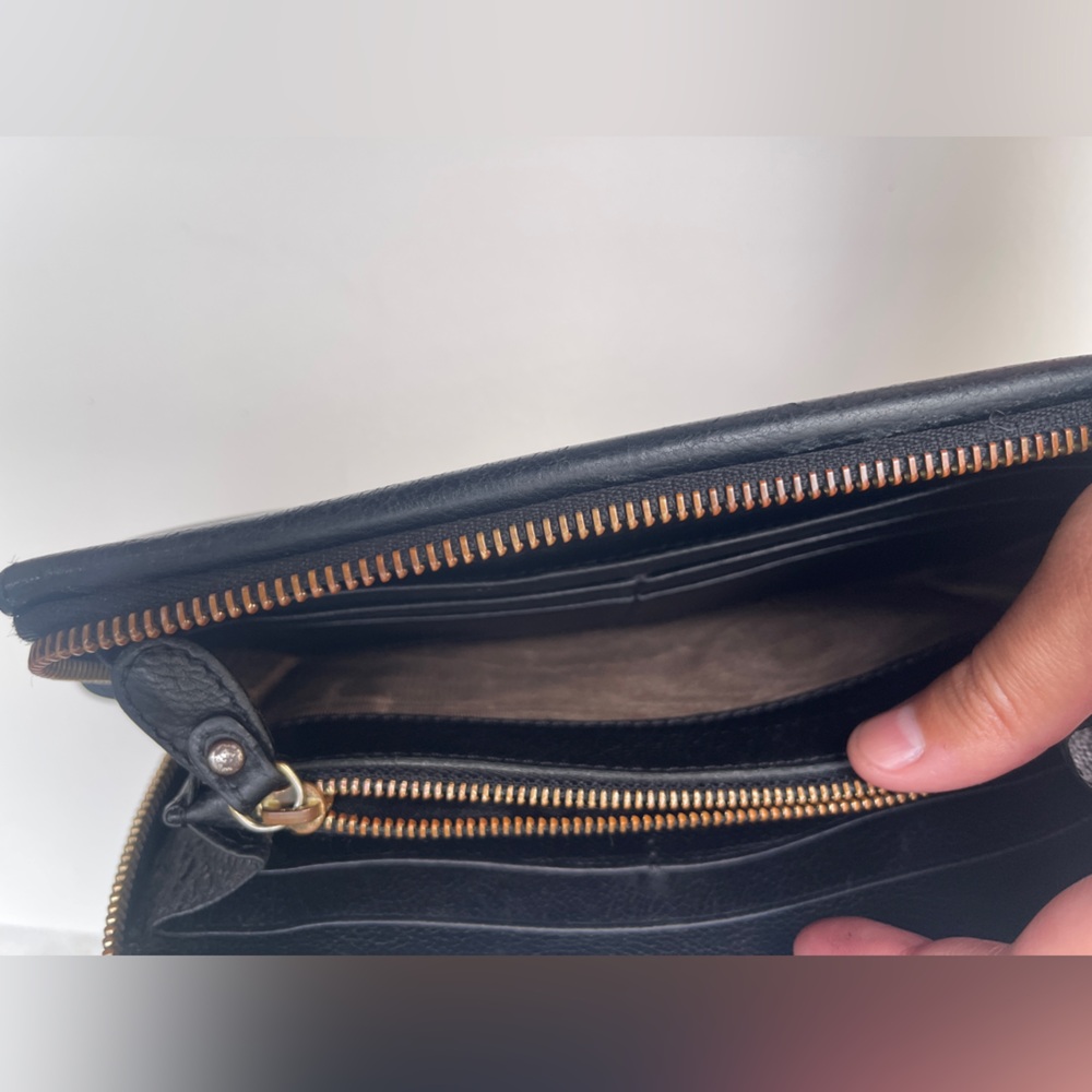 Chloe Elise Long Twist Lock Black and Gold Leather Wallet - Picture 7 of 16
